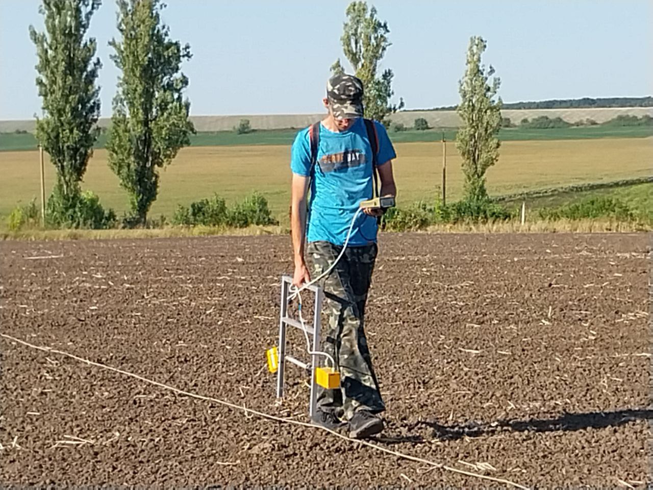 Студент групи ІА-44 в процесі геомагнітної розвідки